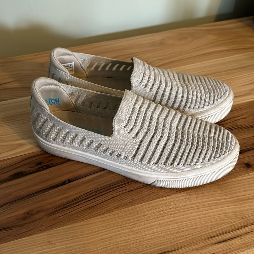 Skechers slip on shoes